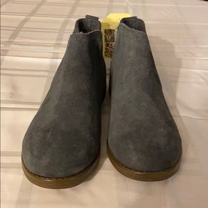 Brand NEW!! Tom’s Youth 2.5  Suede/wool